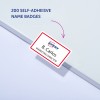 Et billede, der viser et selvklæbende navneskilt fra Avery mærket 'B. Carlos' med titlen 'Marketing Director'. Pakken indeholder 200 sådanne navneskilte.