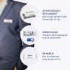 Billedet viser en person iført en blazer med et navneskilt påsat. Der er visuelle elementer, der fremhæver 10 navneskilte med magnet, en kraftig magnetfastgørelse til at sikre skilte, og 48 indlæg til design og udskrivning af brugerdefinerede skilte.