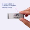 Et billede viser et navneskilt i rustfrit stål med teksten 'Avery Paul Meyer'. Skiltet bliver holdt af en persons hånd. Baggrunden er lys lilla, og skiltets dimensioner er angivet som 68 x 22 mm.