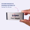 Billedet viser en hånd, der holder et navneskilt mærket 'Avery' med navnet 'Paul Meyer', hvilket indikerer, at det er en del af et sæt på 20 skilte i moderne antracitfarve, der måler 70 x 30 mm.
