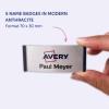 Billedet viser en person, der holder et navneskilt med teksten 'Avery Paul Meyer', og fremhæver fem navneskilte i moderne antracitfarve, med dimensioner på 70 x 30 mm.