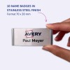 Billedet viser en hånd, der holder et navneskilt i rustfrit stål. Skiltet har navnet 'Paul Meyer' og logoet fra 'Avery'. Det angiver, at produktet indeholder 10 navneskilte med dimensionerne 70 x 30 mm.