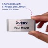 Billedet viser en person, der holder et navneskilt med teksten 'Avery Paul Meyer.' Det angiver, at produktet er et sæt med fem navneskilte i en rustfri stålfinish, måler 70 x 30 mm.