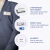 Billedet viser en professionel person iført en dragt med flere navneskilte, der fremhæver funktioner ved skiltene såsom magnetisk fastgørelse og designmuligheder.