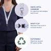 Billedet viser en blomstrende nøglesnor med fremhævede funktioner, herunder en roterende metal-karabinhage, en sikkerhedsklemme og oplysninger om, at den er lavet af genanvendte PET-plastikflasker.