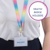 Billedet viser en person med en farverig nøglesnor og en badge, der siger 'Melina Dopper, Designer'. Nøglesnoren skifter fra pink til gul til blå, og der er en taleboble, der siger 'Ideel til BADGEHOLDERE.'