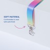Billedet viser en farverig lanyard med satinfinish og en sølvklips. Det fremhæver det bløde materiale og komforten ved lanyardens design, ledsaget af beskrivende tekst der understreger disse egenskaber.