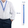 Billedet viser en person iført en hvid skjorte med en blå nøglesnor omkring halsen, som har en clip i enden. Nøglesnoren måler 44 cm i længden og 2 cm i bredden.