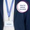 Billedet viser en person iført en navy blazer og en hvid skjorte, med en blå nøglesnor der holder et navneskilt, hvor der står 'MELVIN DOPPER, Designer'. Der er også en cirkulær grafik, der angiver 'Ideel til BADGE HOLDERS'.