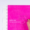 Billedet viser en lys pink overflade med instruktioner til at skrive på den med en permanent marker. Der er linjer til tekst og en hånd, der holder en marker, hvilket antyder tilpasning eller mærkning.