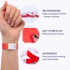 Billedet viser en hånd iført et rødt armbånd sammen med grafik, der fremhæver dets funktioner: 500 armbånd lavet af rivefast Tyvek, nemme at skrive på med en permanent marker, og vandtætte for holdbarhed, der varer flere dage.