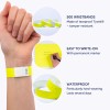 Billedet viser lysegule armbånd fremstillet af slidstærkt Tyvek-materiale. Det fremhæver egenskaber som 500 tilgængelige armbånd, nemme at skrive på med en permanent marker, og vandtætte egenskaber, som indikerer holdbarhed og modstandskraft til brug over flere dage.