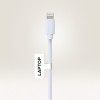 Billedet viser et hvidt opladerkabel med en Lightning-stik, mærket 'LAPTOP' på en etiket fastgjort til kablet.