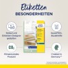 Billedet viser en produktbrochure for Avery Zweckform klare forsendelsesetiketter, der fremhæver funktioner som nem design ved hjælp af deres etiketdesigner, CO2-neutralitet, QuickPEEL-assistance til nem afpilning, og at den er fremstillet i Tyskland.