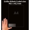 Billedet viser en hånd ved siden af en etiket, der angiver størrelsen på en A4-etiket, måler 99,1 x 42,3 mm. Baggrunden er sort, og teksten er på tysk.