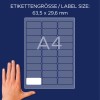 Billedet viser et etiketark med dimensioner 63,5 x 29,6 mm, designet til A4-format. En hånd er placeret ved siden af arket som reference.