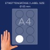 Billedet viser en etiketark i A4-størrelse med cirkulære etiketter med en diameter på 65 mm, ledsaget af en hånd for skala.