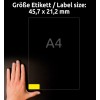 Billedet viser en hånd ved siden af et A4-papir med en etiketstørrelse på 45,7 x 21,2 mm, med en gul etiket i det nederste hjørne.