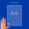 Hånd ved siden af et A4-ark med gittermarkeringer mærket 15 x 15 mm på blå baggrund?