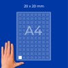 Hånd ved siden af et A4-gitterark mærket 20 x 20 mm med små, kvadratiske celler?