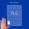 Hånd ved siden af et A4-ark-diagram mærket 30 x 50 mm med små rektangulære celler?
