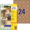 Pakkeillustration med etiketark: Avery Zweckform Naturbrune Etiketter, Artikel: L7105-25, Format: ⌀ 40 mm, Printeregnet: Inkjet, Laser s/h, Farvelaser, Indhold: 600 etiketter / 25 ark, 24 etiketter/ark.