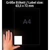 Billedet viser en hånd ved siden af en størrelsesreference for en etiket, med dimensioner på 63,5 x 72 mm, og bogstavet 'A4' angivet. Baggrunden er mørk, hvilket fremhæver etikettens størrelse.