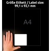 Billedet viser en hånd, der holder en tom etiketstørrelse med dimensioner på 99,1 x 93,1 mm på en mørk baggrund. Teksten angiver etiketstørrelsen, og der er en A4-reference for skala.