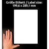 Billedet viser en hånd, der holder en tom etiket med dimensionerne 199,6 x 289,1 mm, mod en mørk baggrund.