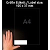 Billedet viser en etiketstørrelse på 105 x 37 mm ved siden af en hånd, med teksten 'A4' vist på en sort baggrund.