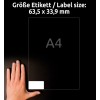 Billedet skildrer en hånd, der holder et transparent ark mærket 'A4'. Det inkluderer tekst, der angiver etiketstørrelsen: 63,5 x 33,9 mm, sat mod en mørk baggrund.