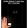 Billedet viser en hånd, der holder en etiket med dimensionerne 45,7 x 25,4 mm. Etiketten er størrelse til at passe på et A4-papir, vist på en mørk baggrund.