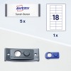 Billedet viser en etiketpakke fra Avery med navnet 'Sarah Baron' og mængder af genstande inklusive 5 etiketter og et værktøj til at administrere dem. Der er også et diagram, der viser en individuel etiketlayout med nummeret 18.