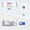 Billedet viser en etiket for Avery-produkter, inklusive et navn og en mængde, sammen med to andre genstande, der sandsynligvis er relaterede mærkningsværktøjer, inklusive en metalgenstand og et blåt værktøj.