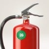 Billedet viser en nærbillede af en rød brandslukker. Brandslukkeren har et håndtag og en dyse samt en trykmåler på toppen, der angiver status. Der er en grøn cirkulær etiket med tallet 26 på kroppen.