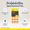 Billedet viser inspektionsmærker (Prüfplaketten) for året 2027. Det fremhæver egenskaber som at være vejrbestandige, robuste, holdbare og klimaneutrale. Mærkerne er trykt på vinyl, med nummeret 27 tydeligt vist på dem.