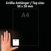 Billedet viser en hånd ved siden af en mærkat med dimensionerne 50 x 50 mm og en henvisning til A4-størrelse, alt på en mørk baggrund.