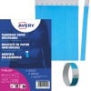 Billedet viser en pakke med blå rivefaste papirarmbånd lavet af TYVEK-materiale, med en model iført et. Det inkluderer produktoplysninger og emballagedesign.